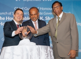 Guest-of-Honour: Mr. Robert J. Jackson Jr, Commissioner, U.S. Securities and Exchange Commission (left), Chief Guest of Honour: The Honourable Mr. K. Shanmugam, Minister for Home Affairs and Minister for Law, Singapore and Mr. David Gerald, Founder, President & CEO, SIAS (Right)